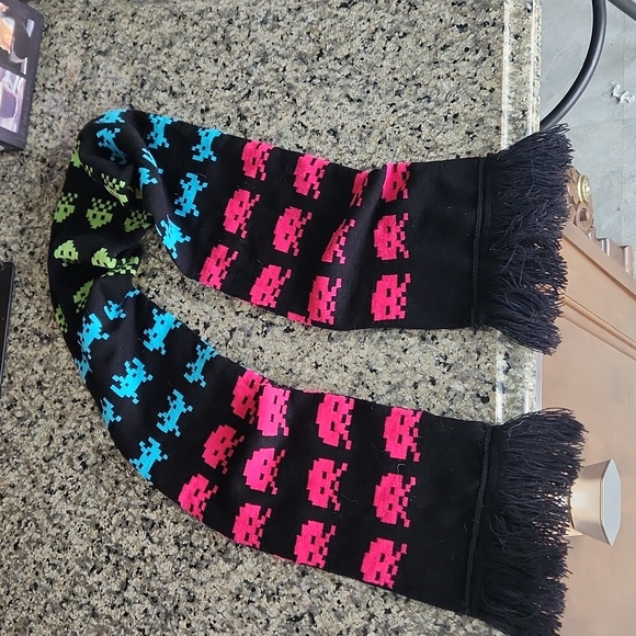 Space Invaders, Atari, Gamer, scarf, black, yellow, alien, pink, blue, f… - Picture 5 of 9